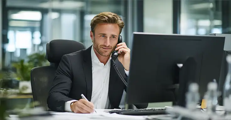 Immobilienberater am Telefon